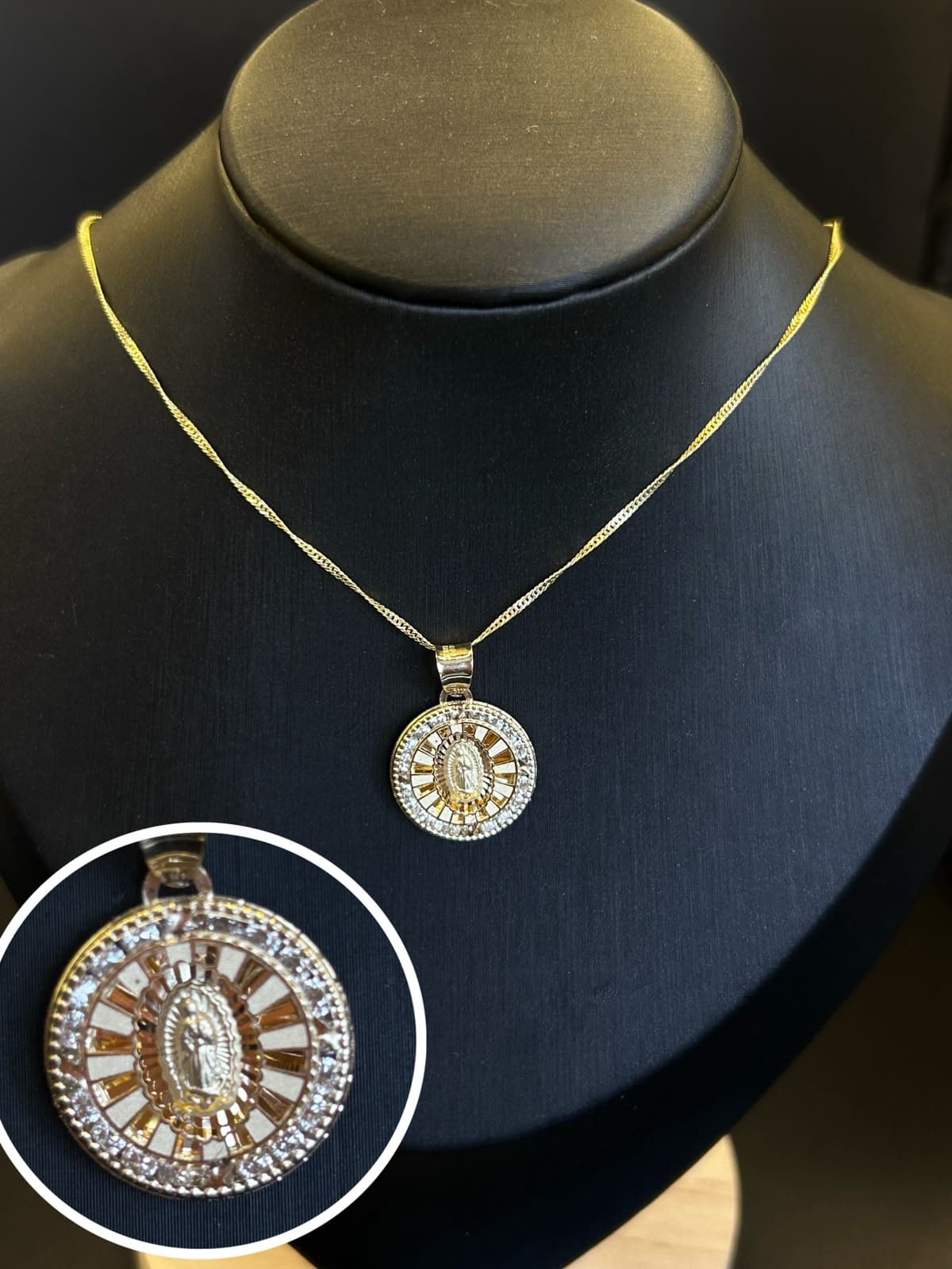 Dije De La Virgen Resplandor 